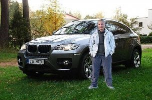 плохой фотошоп он ближе, чем кажется