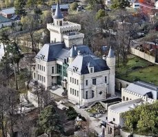 Ну что, ждем сноса замка Пугачевой с Галкиным... Соседи уже несколько лет жалуются на их борзоту и огромный замок, из за которого они забыли что такое солнце...
