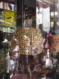 В то время, как мировые цены на золото взлетают все выше, владельцы золотых запасов подсчитывают свои параллельно растущие состояния. Вошли в их число и обладатели самого большого золотого кольца в мире. При достаточно скромной стоимости в $3 млн. кольцо Najmat Taiba весит почти 64 кг. А благодаря своим размерам оно занесено в Книгу рекордов Гиннесса как крупнейшее в мире золотое кольцо.
Увидеть необычное золотое изделие недавно могли все желающие – эксклюзивное кольцо было выставлено в бутике ювелирной компании Kanz Jewelry в Дубае. Создателями Najmat Taiba являются ювелиры фирмы Taiba из Саудовской Аравии, изготовившие колечко еще в 2000 году при содействии Всемирного совета золота и по заказу компании Gold and Jewllery LLC. Причем посетители бутика Kanz Jewelry могли не только визуально оценить размеры кольца-гиганта, но и приобрести его уменьшенную – до «носительного» размера, копию.