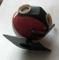 Хохотнул по поводу "стереоскопа" 
"Это стереоскоп - оптический прибор для просмотра объемных изображений, можно сказать 3D того времени."
Вот тут этот прибор немножко в другом ракурсе 
К нему даже Гозману трудно было бы пристроиться чтобы заглянуть сразу в два окуляра!
Это фильмоскоп на два разных слайда, автор!!!