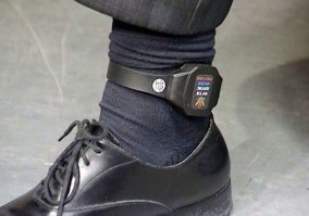 Карантин для заражённых ничем не отличается от домашнего ареста, окольцовывать нужно а не надеяться на сознательность.