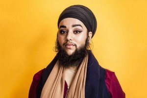 Есть такие птички- саланганы. Из своей слюны гнезда делают. Так в Китае из этих гнездышек еще и суп варят.
Ну про бородатых женщин вообще можно говорить много....