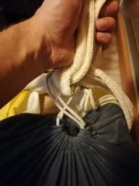 У меня такая,5 энциклопедий и пояс от халата)Вешаю на обычную арматуру,на балконе валялась.10-11 кил.