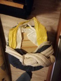 У меня такая,5 энциклопедий и пояс от халата)Вешаю на обычную арматуру,на балконе валялась.10-11 кил.