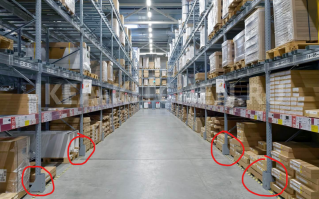 Вот мне тоже так показалось. Я конечно не специалист, но сдается что так быть не должно. Должны быть какие-то отбойники, защищающие от удара, или просто усиленные конструкции на нижних ярусах. Но блин так или иначе склад не должен складываться как карточный домик от легкого удара. 
Вон например на складе Икеи, эти штуки явно сделаны для защиты от подобного, чтобы кто-нибудь из покупателей тележкой стеллаж не снес.