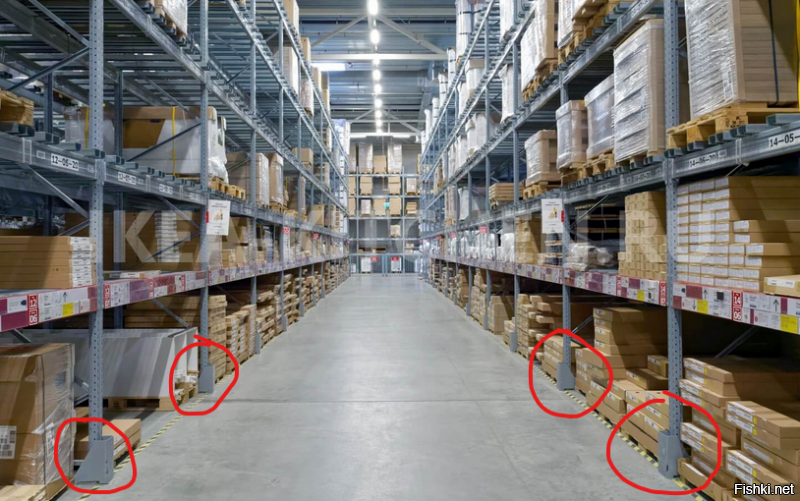 Вот мне тоже так показалось. Я конечно не специалист, но сдается что так быть не должно. Должны быть какие-то отбойники, защищающие от удара, или просто усиленные конструкции на нижних ярусах. Но блин так или иначе склад не должен складываться как карточный домик от легкого удара. 
Вон например на складе Икеи, эти штуки явно сделаны для защиты от подобного, чтобы кто-нибудь из покупателей тележкой стеллаж не снес.