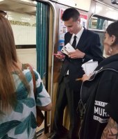 Пипец, сборище уродов!
Умиляет ободранная дверь на фоне фишек из как бы казино


с тремя мульками огрызков в метро...


дешманские башмаки, дешманский диван, дешман комп с угробищным принтаком для лохов (новый принтак стоит дешевле картриджа к нему... а их там два!)



про тиливезер я тут молчу вообще!


ну, а дальше полный треш!
мажик в бабках на фоне детских штанов, мамаши в задроченных халатиках и так далее!