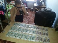 Пипец, сборище уродов!
Умиляет ободранная дверь на фоне фишек из как бы казино


с тремя мульками огрызков в метро...


дешманские башмаки, дешманский диван, дешман комп с угробищным принтаком для лохов (новый принтак стоит дешевле картриджа к нему... а их там два!)



про тиливезер я тут молчу вообще!


ну, а дальше полный треш!
мажик в бабках на фоне детских штанов, мамаши в задроченных халатиках и так далее!