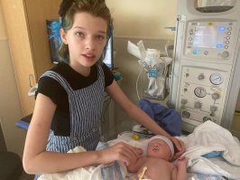 Потом третьему ребенку долго объясняли что на фото у ее кровати стоит не ее мама )))