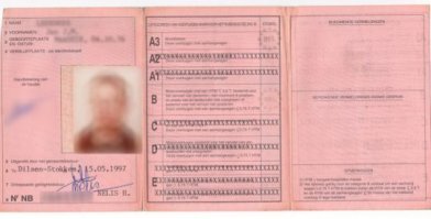 Обычный голландский паспорт .
У нас еще не все права обменяли у половины по сей день вот такие . Да и у меня так же :) я до карантина должен был сменить подал заявку оплатил но теперь хз когда получу пластиковые .