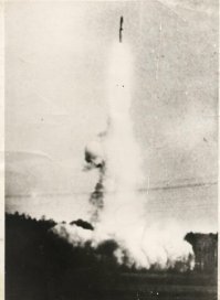 То - "ракетное топливо, то - "окислитель"...
Вообще-то это совершенно разные вещи.
Служил в 70 е в 4 Харбинской дивизии РВСН в Забайкалье и помню, что окислитель штука вредная и опасная:
мы частенько промывали им чугунные "очки", но вся каканализация потом вышла из строя. 
У нас были ракеты шахтного базирования 8К84У 
Пуск одной из них у меня в дембельском альбоме.