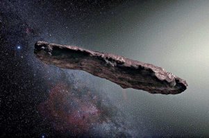 Астероид 1I/Оумуамуа был открыт в 2017 году. Его форма сразу озадачила ученых и произвела немалый фурор среди любителей пришельцев, которые признали в нём космический корабль.
Поверхность Оумуамуа похожа на скалистые тела, подобные астероидам Солнечной системы, а значит, этот объект сформировался не в отдаленных районах звездной системы.

Чтобы понять, как образовалось тело такой странной формы, астрономы провели компьютерное моделирование с высоким разрешением, и обнаружили, что если объект приближается достаточно близко к звезде, то звезда может разорвать его на вытянутые фрагменты, которые затем выбрасываются в межзвездное пространство. 

Тепловое моделирование показало, что поверхность фрагментов, образовавшихся в результате разрушения исходного тела, будет плавиться при приближении к звезде и вновь конденсироваться на больших расстояниях, образуя тем самым кору, которая сделает вытянутую форму тела стабильной.