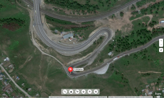 Водила первый поворот что ли только проехал на этой трассе?!
Место там шикарное