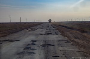Казахстан. Причём вполне себе автобан. Знак 100 ограничение скорости. В некоторых "выбоинках" рефрижератор утопить можно.