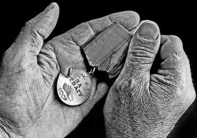 фотки обычные, ничего не говорящие без подписей, - кроме первой, она хороша. 
А вот фотки, к которым подписи не нужны, вот они сильные и эмоциональные.