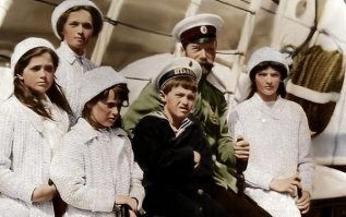 Посмотрите в глаза невинно убитых детей, этот душегуб никого не пожалел.
Англичане просто попросили свою королеву поделиться полномочиями и она уступила своему народу. Но этому душегубу надо было убить.