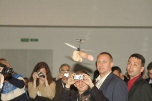 Ведущая российского телеканала прервала эфир из-за залетевшего под ее одежду насекомого