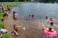 Такое может быть только в одном случае,за огородом водоём.