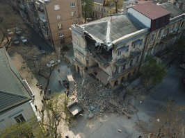 В Центре таких домов 90%.
Межэтажные перекрытия из говна и нафталина.
ЗЫ:"Недавно в Одессе"?!
Пост интересный, но явно не свежий)