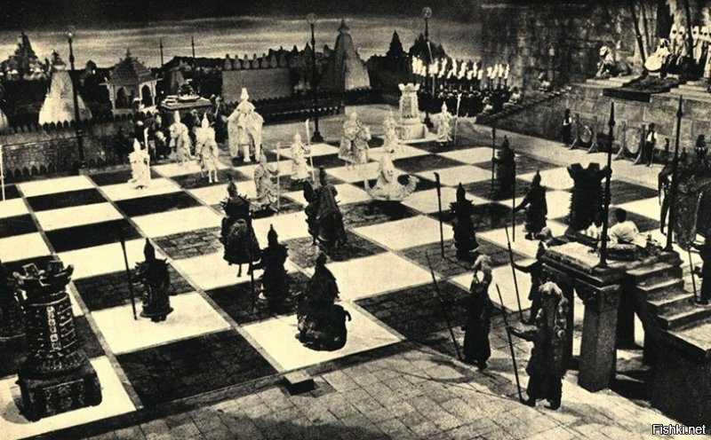 Узнала, что игра в шахматы  людьми-не киношный трюк, а историческиёая реальность