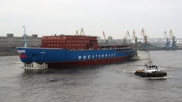Спущен на воду третий атомный ледокол "Урал" проекта 22220
25 мая 2019 года в Санкт-Петербурге на ООО "Балтийский завод - судостроение" (входит в состав АО "Объединенная судостроительная корпорация" - ОСК) состоялась церемония спуска на воду со стапеля третьего строящегося универсального атомного ледокола проекта 22220 (ЛК-60Я) "Урал" (строительный номер 05708). На церемонии присутствовали полномочный представитель Президента Российской Федерации в Северо-Западном федеральном округе Александр Гуцан, заместитель председателя Правительства Российской Федерации по вопросам оборонно-промышленного комплекса Юрий Борисов, исполняющий обязанности губернатора Санкт-Петербурга Александр Беглов, руководство ОСК и ГК "Росатом". Крестной матерью ледокола выступила Председатель Центрального банка Российской Федерации Эльвира Набиуллина.