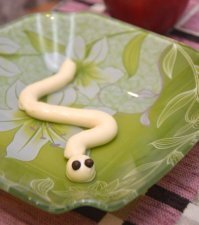 Салат "Змейка". Ингредиенты: майонез, перец горошек.