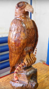 На какого больше похожа эта скульптура?