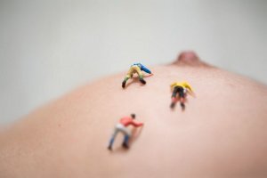 "...используя оптические иллюзии и найденные дома предметы..."
