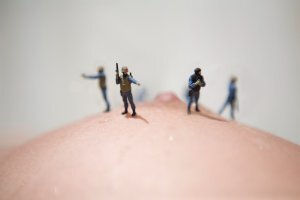 "...используя оптические иллюзии и найденные дома предметы..."