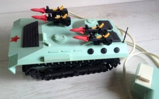 Я помню в 1991 году родители подарили на Новый год нам с братом такие игрушки. Какой же это был восторг!!! Строили из коробок, книг и прочего полосы препятствий и гоняли кто быстрее. Отличное время было.

А сейчас у сыновей игрушек полон дом, а толку...