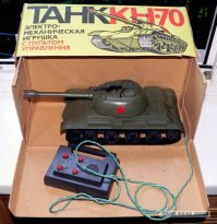 Я помню в 1991 году родители подарили на Новый год нам с братом такие игрушки. Какой же это был восторг!!! Строили из коробок, книг и прочего полосы препятствий и гоняли кто быстрее. Отличное время было.

А сейчас у сыновей игрушек полон дом, а толку...