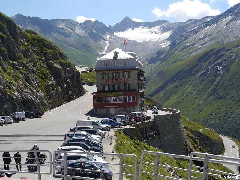 Отель «Бельведер», который находится на перевале Фурка в швейцарских Альпах, когда-то был отличным местом для путешественников, желающих увидеть Ронский ледник. По мере таяния ледника уменьшалось и количество посетителей.
Дорога на перевал появилась в конце XIX века, и с тех пор толпы туристов собирались в отеле, чтобы полюбоваться панорамным видом на ледяной пейзаж. Когда-то ледник находился на расстоянии всего в 183 м от отеля, а грот длиной 91 м, высеченный в леднике, позволял людям попасть внутрь.
Ронский ледник потерял 1,6 км своей толщины за последние сто лет. Ледник возрастом 11 тысяч лет теряет около 10 см в день и 40 м в год. Грот был высечен в 1894 году, и из-за таяния ледника он уже не так безопасен.