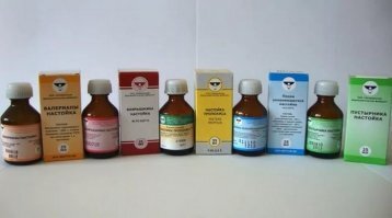 Любые спиртовые настойки. Только не прополис, его потом не отмыть. Ротокан, календула, эвкалипт, боярышник, женьшень. Я миксовал, по капле 2-3 варианта. А потом эту смесь дали в аптеке, заценил.