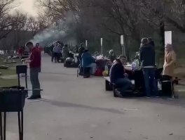 Ну, что, те которые моложе 40-ка, покушали шашлычков на природе....морэ по колено им видите ли..
В койке видимо веселей лежать в больнице месяц. еще не факт что очухаешься...
Сейчас думается в раза 2 меньше было бы заразившихся.