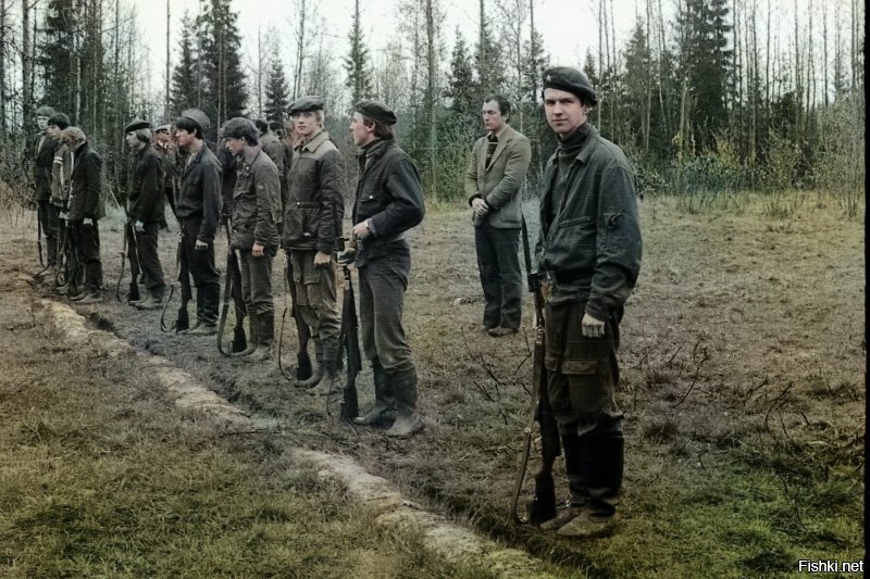 Катунинская средняя школа (Арх. обл) 1982 год. Военные сборы в Рикасихе.
Военрук - майор Бажутин Борис Фёдорович