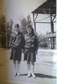я помню 40летие Победы. Парада не было. Школьники стояли в почетном карауле у Вечного огня в парке и это все. Народ приходил к памятнику и огню, приносили цветы. Но парадов точно небыло. Это я с подругой в перерыве между караулами.
