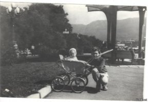 Водяной, откуда у тебя это фото? 
В коляске - это я, а рядом мой брат. Это на набережной в Ялте. 1973 год.