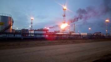 Там и так жгут все, что мешает. 

Зарево от этого факела,видно за несколько десятков километров. 

Ночью ощущение, что "где-то там, впереди, Мордер".