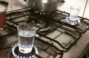 Сначала надо вскипятить два стакана воды: