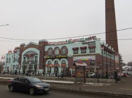 У меня нет слов! Это надо уметь - так засрать фасад исторического здания! В городе нет главного художника? Если есть - повесьте его на этом-же фасаде!