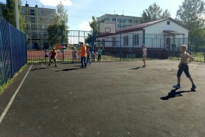 Да вы что? Вот пару тройку мест которые не претендуют на центр цивилизации. Бирюсинск. Город в иркутской области. Население порядка 20000. Ожерелье. ПГТ ещё в Московской области. Шабурново. Вообще деревня на краю Московской области. А крупные города сейчас вообще выглядят замечательно. А вы то? Вы же совсем в "дальнем" замкадье живёте? Накидайте фоток ваших мест?)))