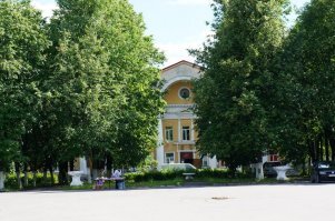 Да вы что? Вот пару тройку мест которые не претендуют на центр цивилизации. Бирюсинск. Город в иркутской области. Население порядка 20000. Ожерелье. ПГТ ещё в Московской области. Шабурново. Вообще деревня на краю Московской области. А крупные города сейчас вообще выглядят замечательно. А вы то? Вы же совсем в "дальнем" замкадье живёте? Накидайте фоток ваших мест?)))