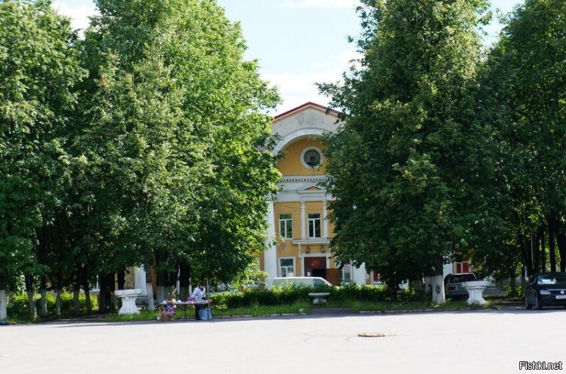 Да вы что? Вот пару тройку мест которые не претендуют на центр цивилизации. Бирюсинск. Город в иркутской области. Население порядка 20000. Ожерелье. ПГТ ещё в Московской области. Шабурново. Вообще деревня на краю Московской области. А крупные города сейчас вообще выглядят замечательно. А вы то? Вы же совсем в "дальнем" замкадье живёте? Накидайте фоток ваших мест?)))