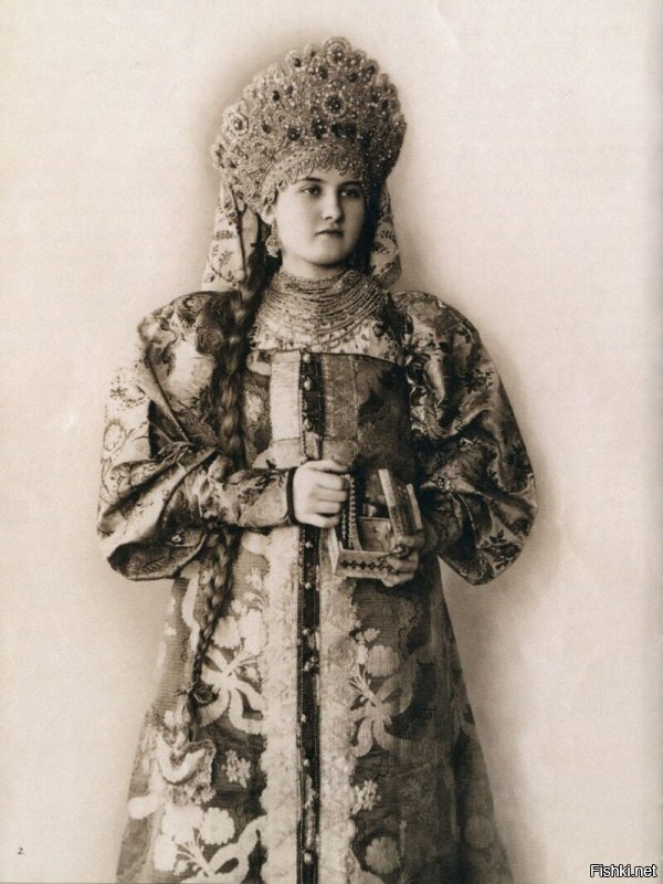 "Эти фотографии сделаны в конце 19-го века и в настоящее время хранятся в коллекции Российского этнографического музея."
Одна и та же модель из разных губерний... Новодел.