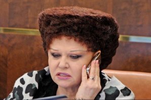 Малыш гориллы с необычайной прической