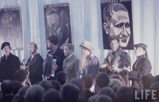 Первый слева Золотухин, четвертый - Высоцкий