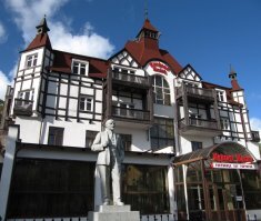 Просматривая посты этого автора уже не жду хоть одной фотографии действительно красивого места. Не понимаю цель всего этого.  Ладно бы если неприглядное запечатлели в преддверии улучшения, для архива и сравнения. Ладно если показать какое красивое умирает. Ладно если показать властям на недочёты с целью повлиять, пристыдить и проч. Но все эти подборки... Как будто цель именно собрать самые грязные, противные, унылые, разрушенные места.
 Вот мои два фото. Соответствуют подзаголовку. Есть забор, дом и даже Ленин. Это отель "Курхауз" в Зеленоградске. И последнее фото. Тот же "Курхауз", бойцы 5-й армии 3-го Белорусского фронта (слева-направо): И.Осипов, П.Корниенко, А.Селезнев, в феврале 1945 г. в числе первых вошедшие в г.Кранц. Апрель 1945г.
  По моему это гораздо красивее, чем то, что в постах.