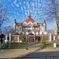 Просматривая посты этого автора уже не жду хоть одной фотографии действительно красивого места. Не понимаю цель всего этого.  Ладно бы если неприглядное запечатлели в преддверии улучшения, для архива и сравнения. Ладно если показать какое красивое умирает. Ладно если показать властям на недочёты с целью повлиять, пристыдить и проч. Но все эти подборки... Как будто цель именно собрать самые грязные, противные, унылые, разрушенные места.
 Вот мои два фото. Соответствуют подзаголовку. Есть забор, дом и даже Ленин. Это отель "Курхауз" в Зеленоградске. И последнее фото. Тот же "Курхауз", бойцы 5-й армии 3-го Белорусского фронта (слева-направо): И.Осипов, П.Корниенко, А.Селезнев, в феврале 1945 г. в числе первых вошедшие в г.Кранц. Апрель 1945г.
  По моему это гораздо красивее, чем то, что в постах.