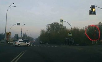 Красный очень, зелёный зажёгся когда таксист уже валялся на асфальте.