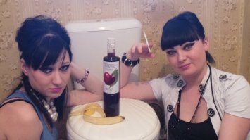 А чё, нормально. Понадобится "белый микрофон" - только крышку открыть.
